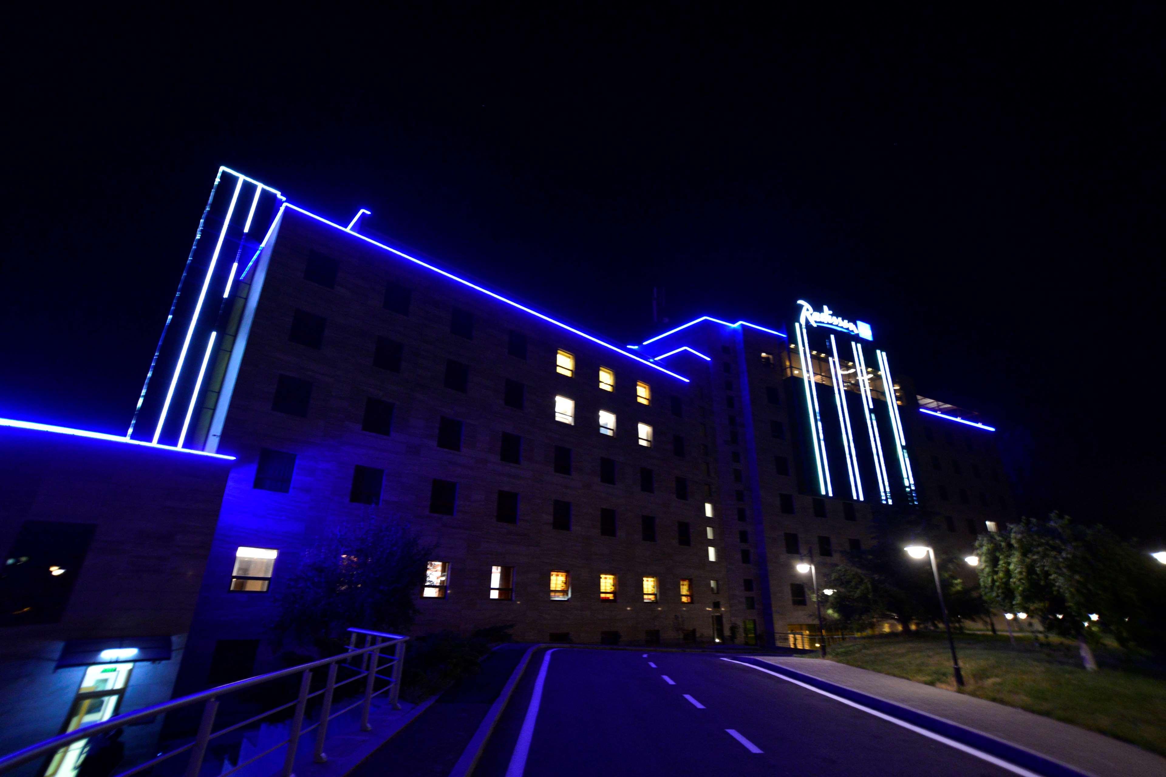 Radisson Blu Hotel Yerevan Exterior photo The Royal Victoria Hospital at night