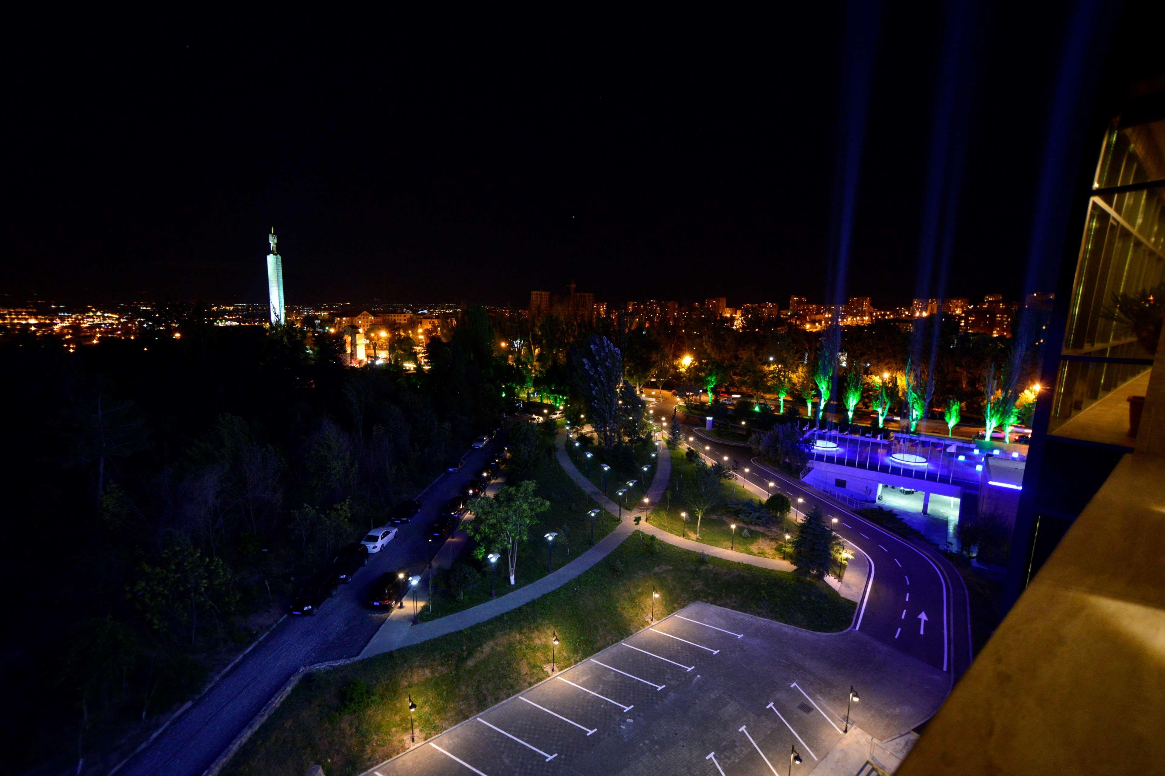 Radisson Blu Hotel Yerevan Exterior photo The park at night