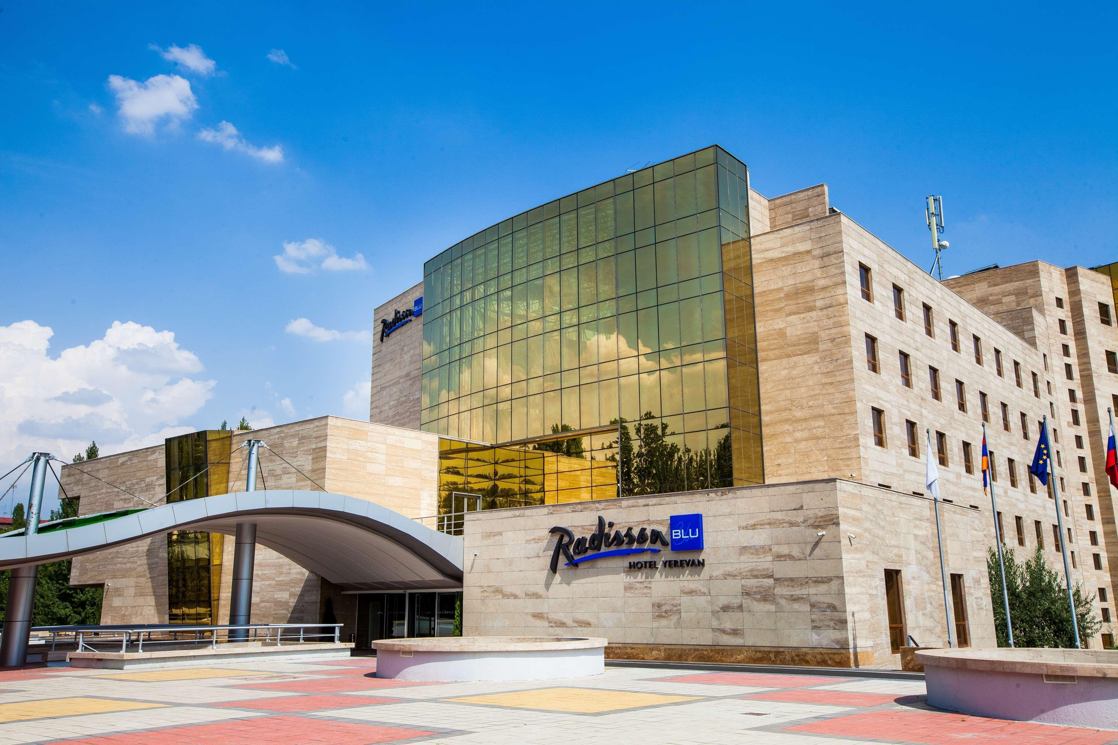 Radisson Blu Hotel Yerevan Exterior photo The Radisson Blu hotel in Yerevan