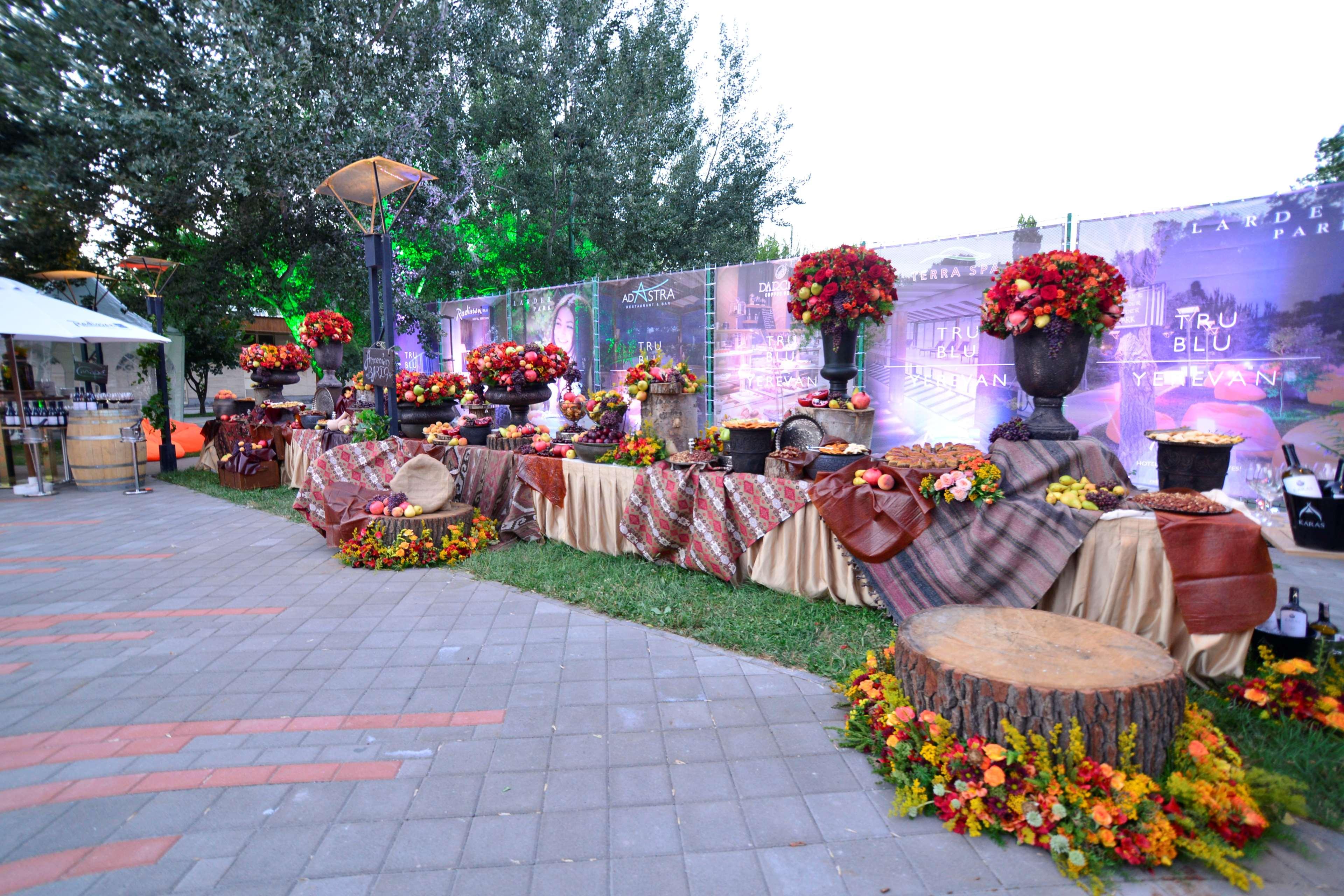 Radisson Blu Hotel Yerevan Exterior photo A buffet at a wedding reception