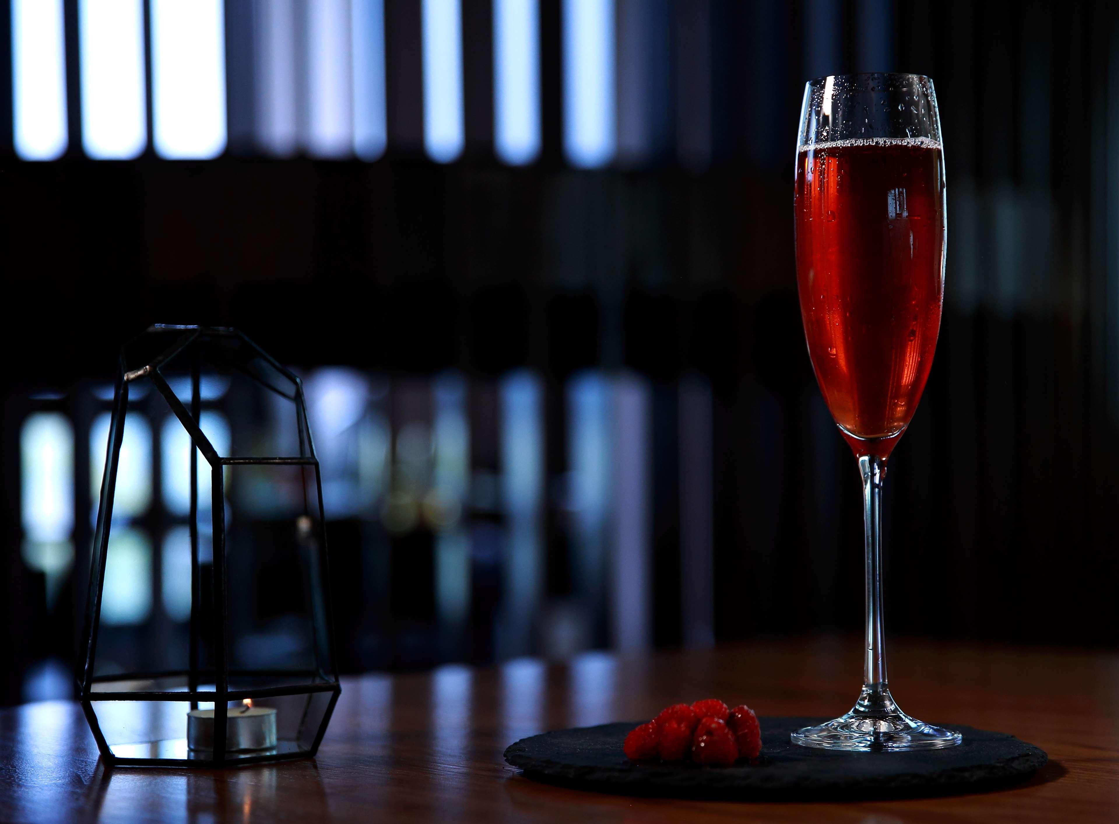 Radisson Blu Hotel Yerevan Exterior photo A Kir Royale