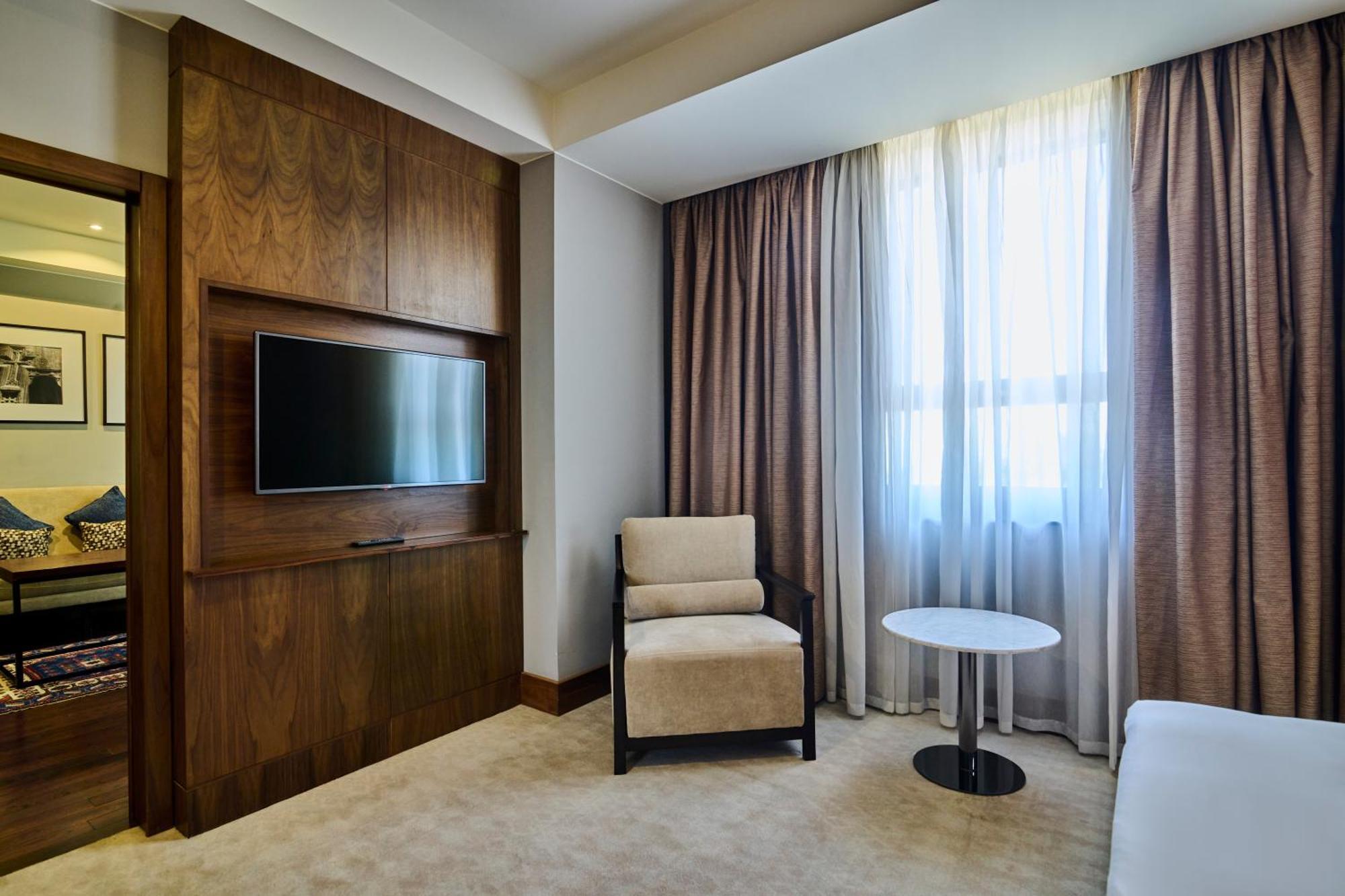 Radisson Blu Hotel Yerevan Exterior photo A room at the hotel