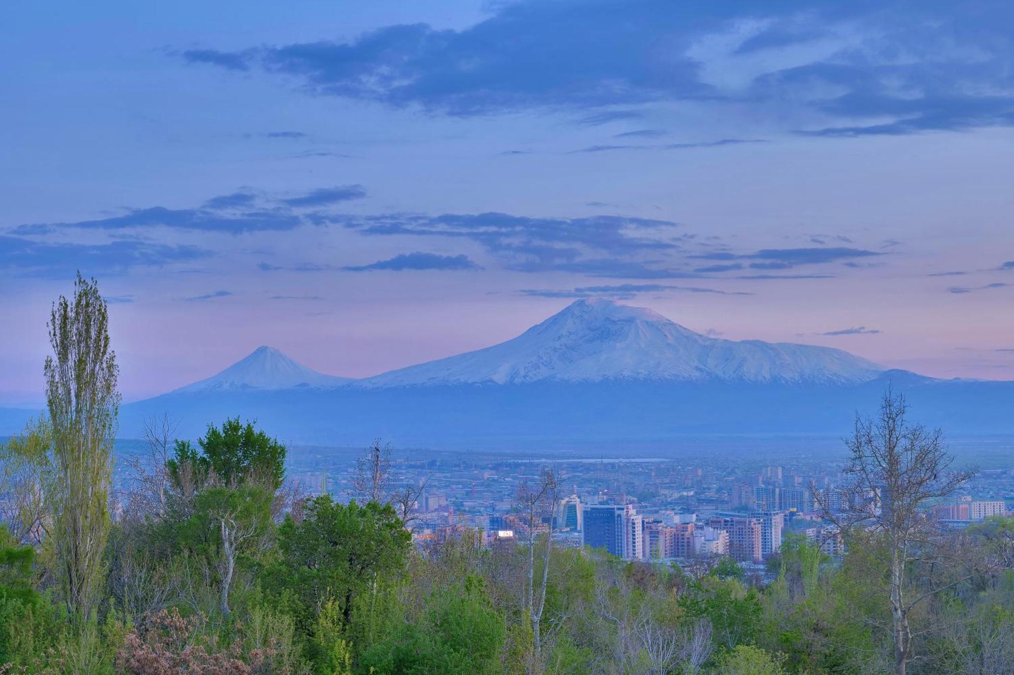 Radisson Blu Hotel Yerevan Exterior photo View of Mount Si from the west