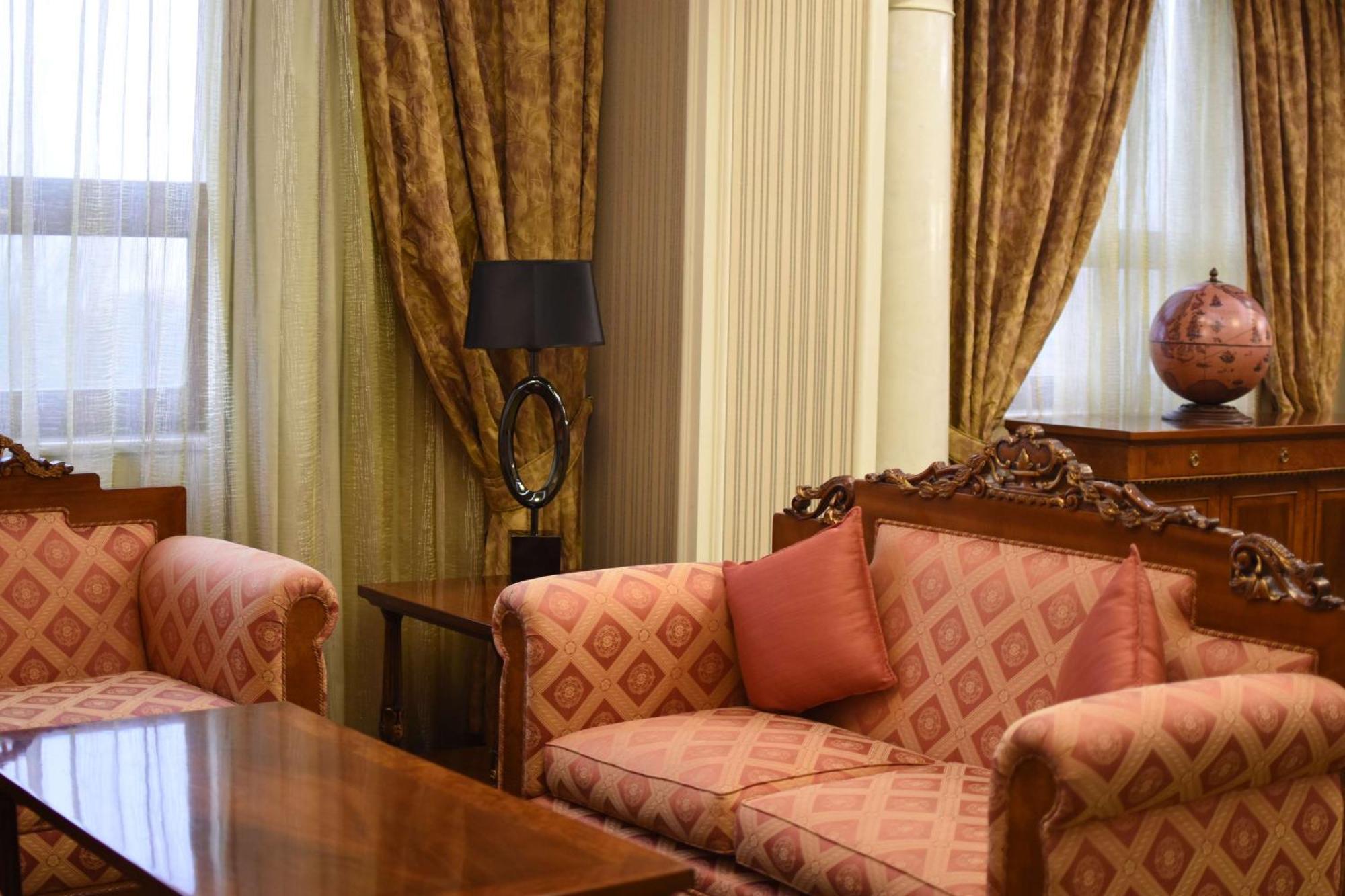 Radisson Blu Hotel Yerevan Exterior photo A living room