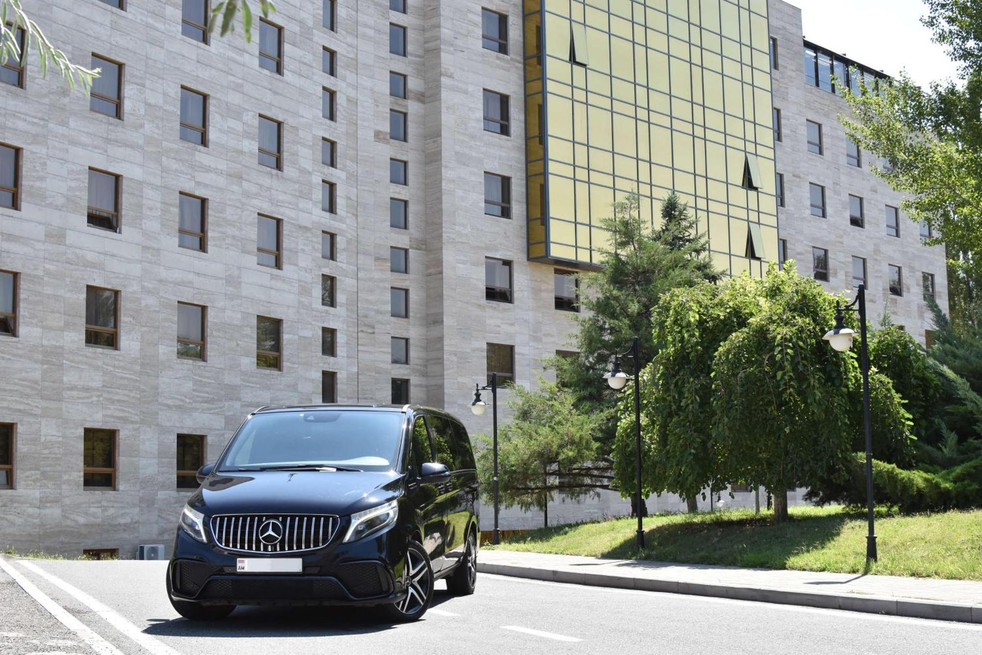 Radisson Blu Hotel Yerevan Exterior photo Mercedes-Benz V-Class